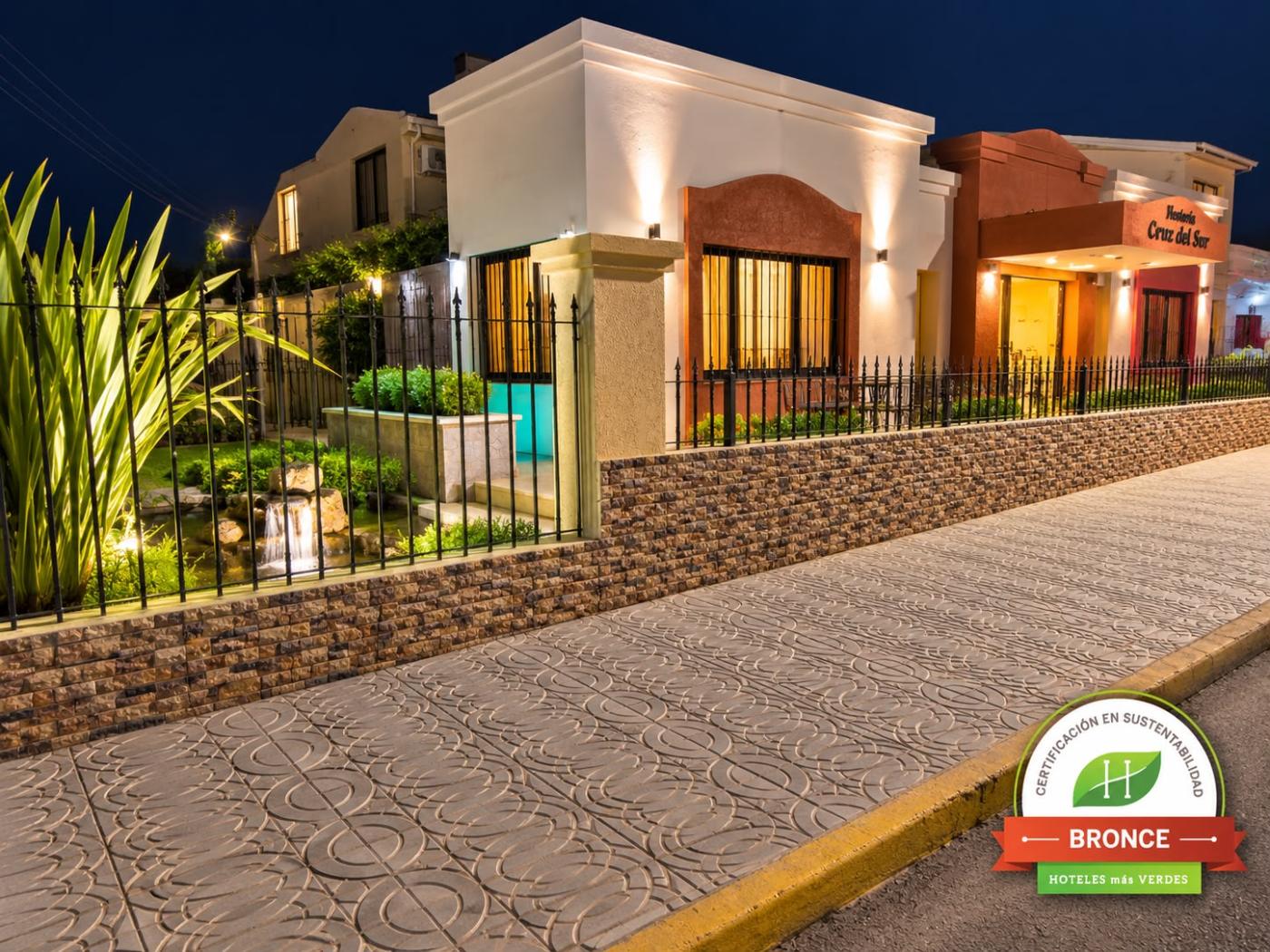 Frente de la Hostería Cruz del Sur de noche, con el sello Bronce de Hoteles más Verdes